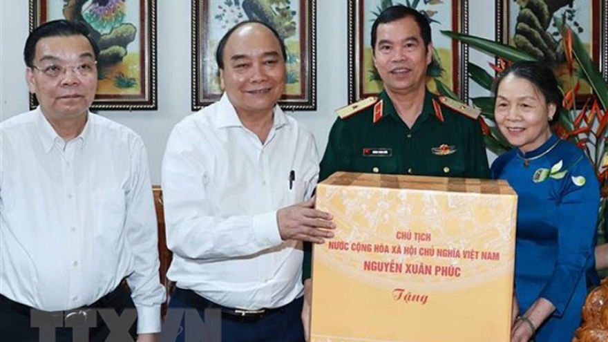 State President visits families of contributors to national reunification in Hanoi